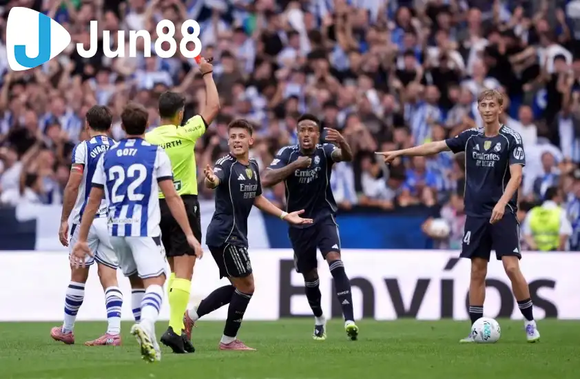 Chiếc thẻ đỏ gây tranh cãi của trọng tài dành cho Dean Huijsen trong trận gặp Real Sociedad