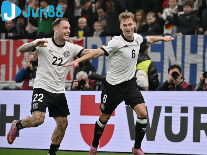 Kimmich vừa thi đấu chói sáng với một cú đúp vào lưới Luxembourg (Ảnh: Bundesliga)