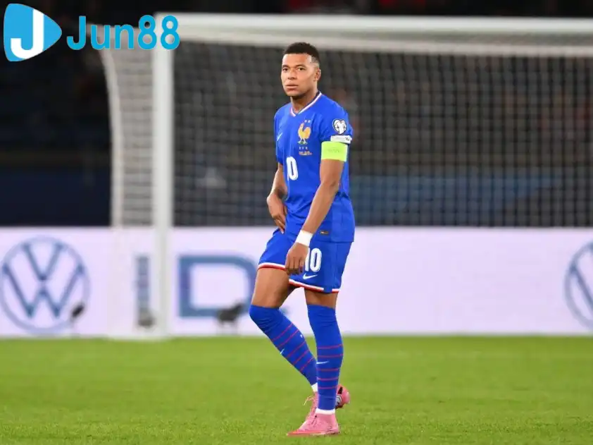 Mbappe bỏ ngỏ khả năng ra sân thi đấu sau khi phải rời sân vì chấn thương ở trận đấu với Azerbaijan (Ảnh: Goal)