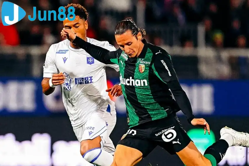 Lens được đánh giá cao hơn trong trận đấu này